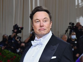 Elon Musk trifft zur Met Gala 2022 im Metropolitan Museum of Art in New York ein.  2. Mai 2022.