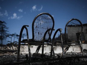 Ein am 19. Juli 2022 aufgenommenes Bild zeigt verbrannte Stühle im Restaurant eines Campingplatzes, der von einem Lauffeuer in Pyla sur Mer in der Gironde im Südwesten Frankreichs verwüstet wurde.