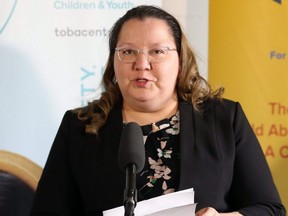 Cindy Woodhouse, Regionalleiterin der Assembly of First Nations, spricht während einer Veranstaltung zur Ankündigung der Unterstützung des Toba Center for Children and Youth im Assiniboine Park in Winnipeg, 19. April 2022.