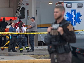 Einsatzkräfte versammeln sich nach einer Schießerei in der Greenwood Park Mall in Greenwood, Indiana, USA, am 17. Juli 2022.