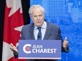Jean Charest nimmt am 11. Mai 2022 an der englischen Führungsdebatte der Conservative Party of Canada teil.