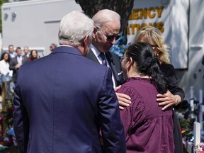 US-Präsident Joe Biden und First Lady Jill Biden sprechen mit Rektorin Mandy Gutierrez und Superintendent Hal Harrell, als sie die Robb Elementary School besuchen, um den Opfern der Massenerschießung in Uvalde, Texas, am 29. Mai 2022 ihren Respekt zu erweisen.