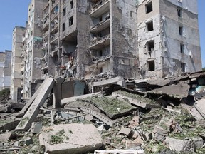 Dieses am Freitag, den 1. Juli 2022, aufgenommene Foto zeigt eine Gesamtansicht eines zerstörten Gebäudes, nachdem es von einem Raketenangriff in der ukrainischen Stadt Serhiivka in der Nähe von Odessa getroffen wurde.