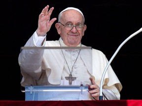 Papst Franziskus winkt, als er am Sonntag, den 17. Juli 2022, im Vatikan das Angelus-Gebet von seinem Fenster aus leitet.