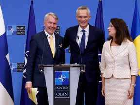 Schwedens Außenministerin Ann Linde und Finnlands Außenminister Pekka Haavisto nehmen an einer Pressekonferenz mit NATO-Generalsekretär Jens Stoltenberg teil, nachdem sie die Beitrittsprotokolle ihrer Länder am 5. Juli 2022 im Hauptquartier des Bündnisses in Brüssel, Belgien, unterzeichnet haben.