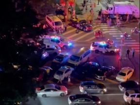 Die Polizei reagiert auf eine Schießerei in Philadelphia, Pennsylvania am 4. Juli 2022 in diesem Screenshot, der aus einem Social-Media-Video stammt.