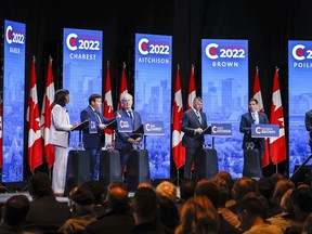 Die Konservative Partei Kanadas hat beschlossen, eine dritte Debatte im Wettbewerb um ihren nächsten Vorsitzenden abzuhalten.  Kandidaten, von links nach rechts, Leslyn Lewis, Roman Baber, Jean Charest, Scott Aitchison, Patrick Brown und Pierre Poilievre bei der englischen Führungsdebatte der Conservative Party of Canada in Edmonton, 11. Mai 2022.