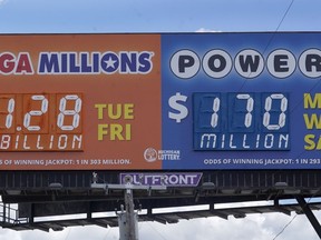 Ein Schild zeigt den Jackpot der Lotterie Mega Millions in Detroit, Freitag, 29. Juli 2022.