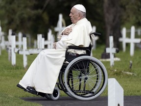 Papst Franziskus, das derzeitige Oberhaupt der katholischen Kirche, betet am Montag, den 25. Juli 2022 auf dem Ermineskin Cemetery in Maskwacis, Alberta.