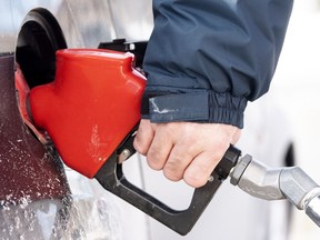 Ein Mann pumpt Gas in Montreal, 4. März 2022. Statistics Canada wird am Mittwoch Verbraucherpreisindexdaten für Juni veröffentlichen, eine Woche nachdem die Bank of Canada ihren Leitzins um einen vollen Prozentpunkt angehoben hat, während sie ihren Kampf gegen die hohe Inflation fortsetzt .