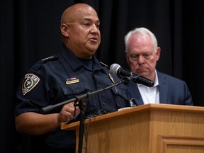Der Polizeichef von Uvalde, Pete Arredondo, spricht auf einer Pressekonferenz nach der Schießerei an der Robb Elementary School in Uvalde, Texas, am 24. Mai 2022.