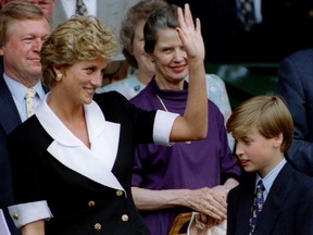 Diana, die Prinzessin von Wales, kommt in Begleitung von Sohn Prinz William vor dem Beginn des Finales der Dameneinzel am 2. Juli 1994 am Centre Court von Wimbledon an.