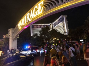 Die Metropolitan Police ist als Reaktion auf eine tödliche Schießerei im Hotel-Casino am Donnerstag, den 4. August 2022, in Las Vegas vor The Mirage stationiert.  (Ellen Schmidt/Las Vegas Review-Journal via AP)