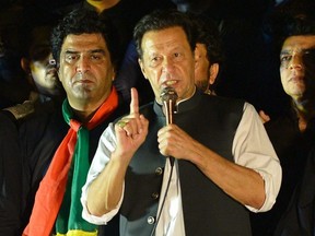Imran Khan, ehemaliger pakistanischer Premierminister und Vorsitzender der pakistanischen Tehreek-e-Insaf-Partei, spricht während einer regierungsfeindlichen Protestkundgebung in Islamabad am 20. August 2022.