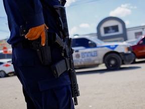 Polizeiwachen sind vor Allan Gonzalez postiert, einem Sprecher, der am 14. August 2022 in Ciudad Juarez, Mexiko, von unbekannten Angreifern zusammen mit drei anderen Switch-Radiomitarbeitern getötet wurde.