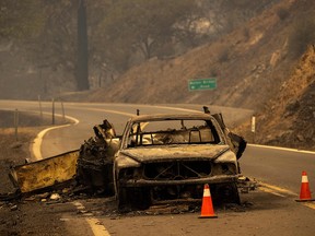 Die verkohlten Überreste eines Autos mit Anhänger, das brannte, als das Feuer in den Klamath River sprang, bleiben am 31. Juli 2022 auf der Autobahn beim McKinney Fire im Klamath National Forest nordwestlich von Yreka, Kalifornien.