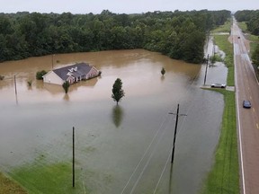 In diesem Screenshot, der aus einem Social-Media-Video stammt, wird am 24. August 2022 in Canton, Mississippi, ein Gebäude inmitten von Überschwemmungen überschwemmt.