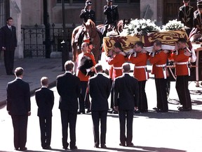 Der britische Prinz Charles, Prinz Harry, Earl Spencer, Prinz William und der Herzog von Edinburgh beobachten, wie der Sarg mit der Leiche von Diana, Prinzessin von Wales, am 6. September 1997 zu ihrer Trauerfeier in London in die Westminster Abbey gebracht wird.