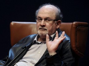 Autor Salman Rushdie gestikuliert während einer Pressekonferenz vor der Präsentation seines Buches „Two Years Eight Months and Twenty-Eight Nights“ im Niemeyer Center in Aviles, Spanien, 7. Oktober 2015.