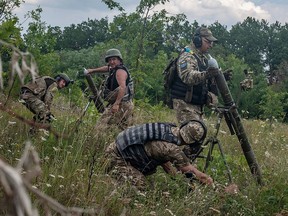 Ukrainische Soldaten feuern Mörser an einer Frontlinie in der Region Charkiw, Ukraine, auf diesem Handout-Bild, das am 1. August 2022 veröffentlicht wurde.