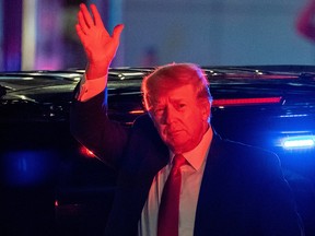 Der frühere US-Präsident Donald Trump kommt am Dienstag, den 9. August 2022, am Tag nach der Razzia von FBI-Agenten in seinem Haus in Mar-a-Lago Palm Beach im Trump Tower an.