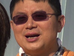 Xiao Jianhua, ein in China geborener kanadischer Milliardär, spricht im Dezember 2013 mit Reportern vor dem International Finance Centre in Hongkong.