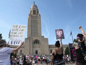 Demonstranten säumen die Straße vor dem Nebraska State Capitol während einer Abtreibungsrechtskundgebung, die am 4. Juli 2022 in Lincoln, Nebraska, stattfand.