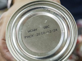 A can with a best-before date is shown.