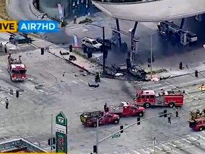 Dieses Luftbild aus einem von KABC-TV bereitgestellten Video zeigt die Reaktion der Behörden auf einen Verkehrsunfall im Vorort Windsor Hills, Los Angeles, am Donnerstag, den 4. August 2022.