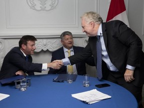 Der konservative Führungskandidat Roman Baber schüttelt Jean Charest und Scott Aitchison nach der Debatte am Mittwoch, den 3. August 2022 in Ottawa die Hand.