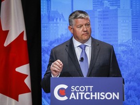 Der Kandidat Scott Aitchison macht bei der englischen Führungsdebatte der Conservative Party of Canada in Edmonton, Alta, Mittwoch, 11. Mai 2022, einen Punkt. Aitchison ruft einen Konkurrenten im Rennen auf, weil er letzte Woche eine E-Mail über den Nürnberger Kodex und medizinische Experimente gesendet hat .