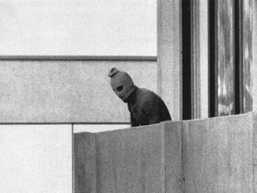 Ein Mitglied der arabischen Kommandogruppe, die Mitglieder der israelischen Olympiamannschaft in ihrem Quartier im Olympischen Dorf festgenommen hat und mit einer Kapuze vor dem Gesicht erschien, steht auf dem Balkon des Gebäudes, in dem die Kommandos am 27 5, 1972.