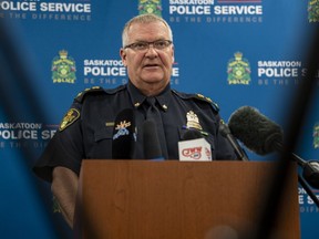 Der stellvertretende Polizeichef von Saskatoon, Randy Huisman, spricht bei einer Medienveranstaltung in Saskatoon am Montag, den 8. August 2022.