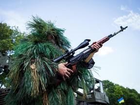 Ein ukrainischer Scharfschütze in Tarnkleidung wartet am 25. August 2014 an der Front unweit der ostukrainischen Stadt Debalzewe in der Region Donezk.