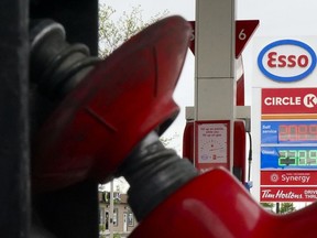 Die Gaspreise werden am 17. Mai 2022 in Carleton Place, Ontario, angezeigt.