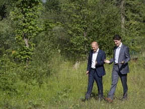 Ministerpräsident Justin Trudeau und Bundeskanzler Olaf Scholz machen am 27. Juni 2022 einen Spaziergang beim G7-Gipfel in Schloss Elmau.