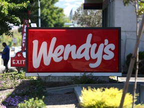 Ein Schild wird am 10. August 2022 in Petaluma, Kalifornien, vor einem Wendy’s Restaurant angebracht.