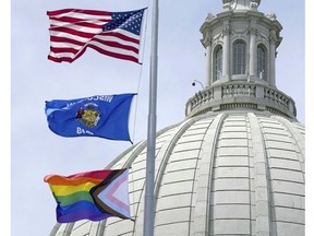 Auf diesem Foto vom Mittwoch, dem 1. Juni 2022, wird eine Regenbogen-Pride-Flagge am Kapitol in Madison, Wisconsin, gehisst.