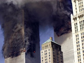 Dieses Aktenfoto, das am 11. September 2001 aufgenommen wurde, zeigt die Zwillingstürme des World Trade Centers, die brennen, nachdem zwei Flugzeuge in jedes Gebäude in New York gekracht sind.