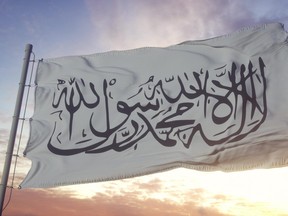 Flagge der Taliban weht im Wind, Himmel und Sonnenhintergrund.  3D-Rendering