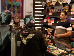 Frauen kaufen Schals der iranischen Schalmarke Devora im Einkaufszentrum Kourosh im Westen Teherans, Iran, 22. Juni 2019.