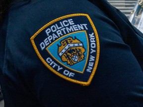 Ein Logo der New Yorker Polizeibehörde ist am 31. August 2022 auf dem Times Square zu sehen.