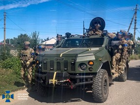 Militärangehörige des Staatssicherheitsdienstes der Ukraine patrouillieren in einem Gebiet der kürzlich befreiten Stadt Kupjansk inmitten des russischen Angriffs auf die Ukraine in der Region Charkiw, Ukraine.