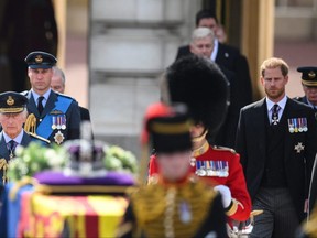 König Charles III., Prinz William, Prinz von Wales und Prinz Harry, Herzog von Sussex gehen hinter der Lafette mit dem Sarg der verstorbenen Königin Elizabeth II. her, als sie den Buckingham Palace verlässt und den Sarg am Mittwoch in den Palace of Westminster in London überführt , 14. September 2022.