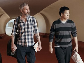 Die Amerikaner Andy Huynh (rechts) und Alex Drueke treffen am Freitag, den 23. September 2022 im TWA Hotel in New York ein.