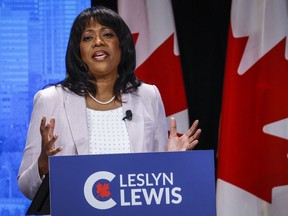 Die Kandidatin Leslyn Lewis macht einen Punkt bei der englischen Führungsdebatte der Conservative Party of Canada in Edmonton am 11. Mai 2022.