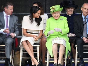Königin Elizabeth II. lacht 2018 mit Meghan, Herzogin von Sussex.