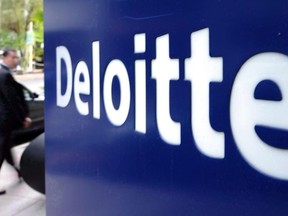 Ein Fußgänger geht am Dienstag, den 20. September 2011, an einem Deloitte-Schild in der Innenstadt von Ottawa vorbei. Ein angespannter Arbeitsmarkt und erhöhte Ersparnisse während der Pandemie werden die Auswirkungen einer Rezession auf die Kanadier abfedern, heißt es in einem neuen Bericht von Deloitte.