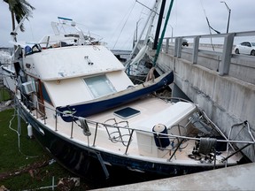 Boote werden auf einem Damm nach oben geschoben, nachdem der Hurrikan Ian am 29. September 2022 in Fort Myers, Florida, das Gebiet passiert hat.