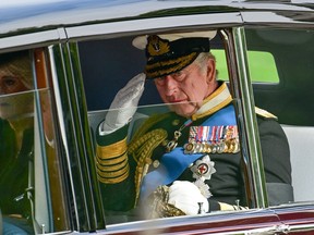 König Charles III. und Camilla, Queen Consort, sind in einem Auto zu sehen, als der Sarg von Königin Elizabeth II. nach der staatlichen Beerdigung von Königin Elizabeth II. in der Westminster Abbey am 19. September 2022 vom Waffenwagen zum Leichenwagen am Wellington Arch überführt wird.